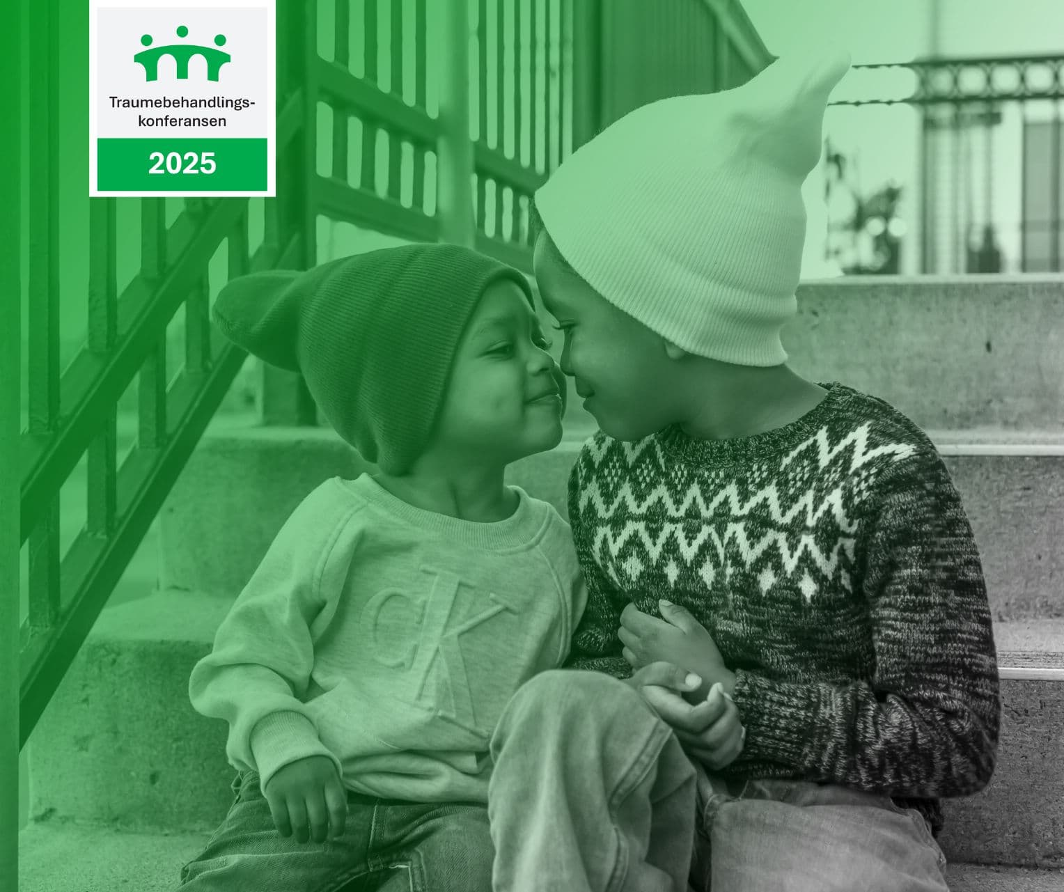 To små barn med luer sitter på en trappeoppgang utendørs, tar hverandre på nesen og smiler varmt til hverandre. Et grønt overlegg dekker bildet, og i hjørnet vises en konferanselogo med teksten Traumebehandlings-konferansen 2025.