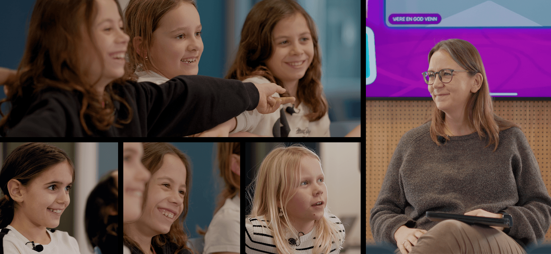 Fire barn smiler og leker sammen i et klasserom; en kvinne med briller som holder et nettbrett, sitter i nærheten og smiler også.