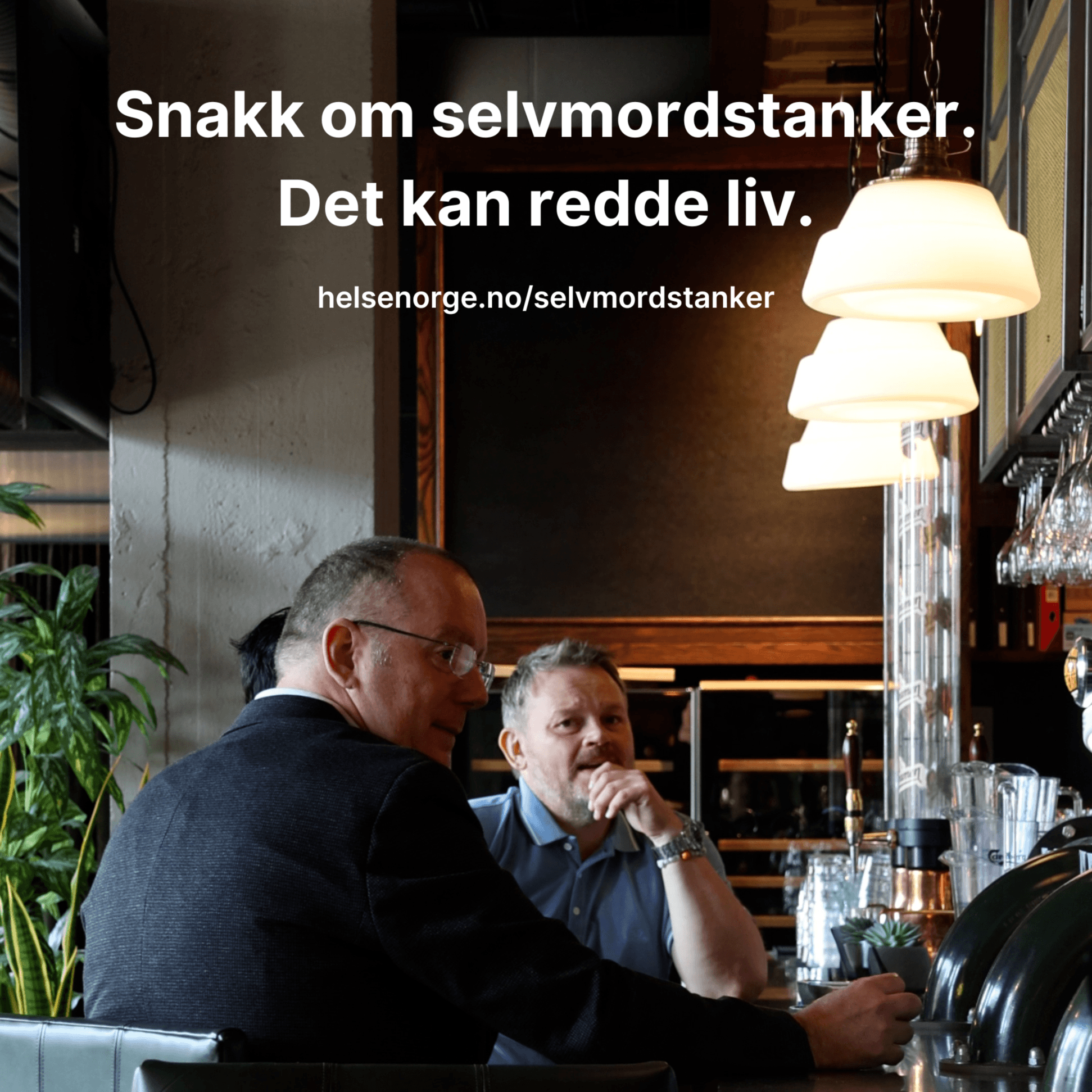 To menn sitter i en bar og har en alvorlig samtale. Over dem står det på norsk: Snakk om selvmordstanker. Det kan redde liv. Det vises også en lenke til nettsiden helsenorge.no.