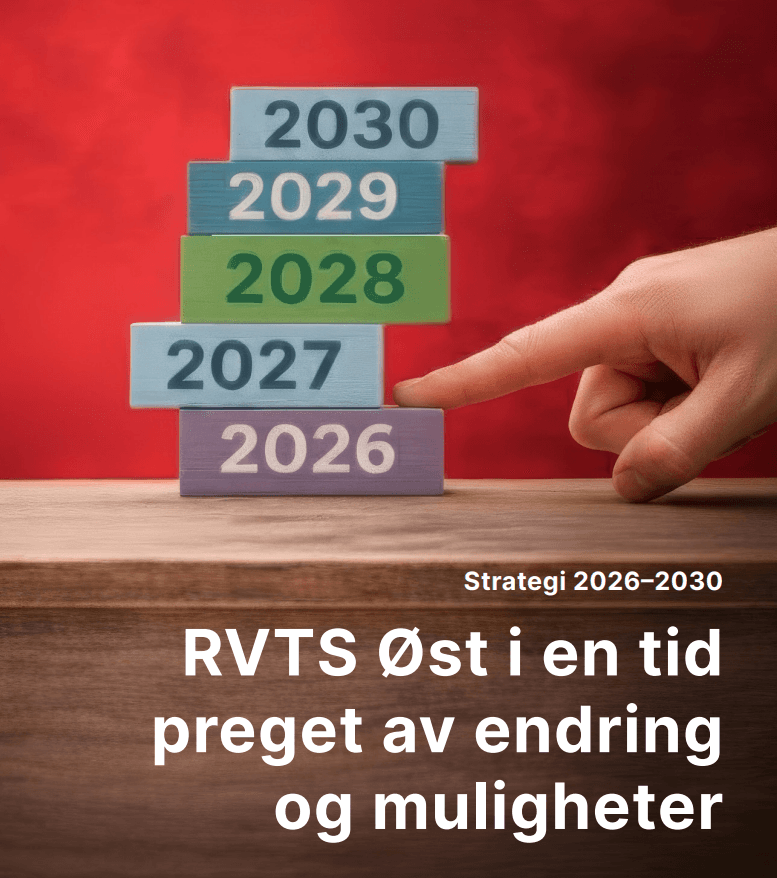En hånd stabler fargede klosser merket 2026 til 2030 på en treflate, med tekst på norsk: Strategi 2026-2030. RVTS Øst i en tid preget av endring og muligheter mot en rød bakgrunn.