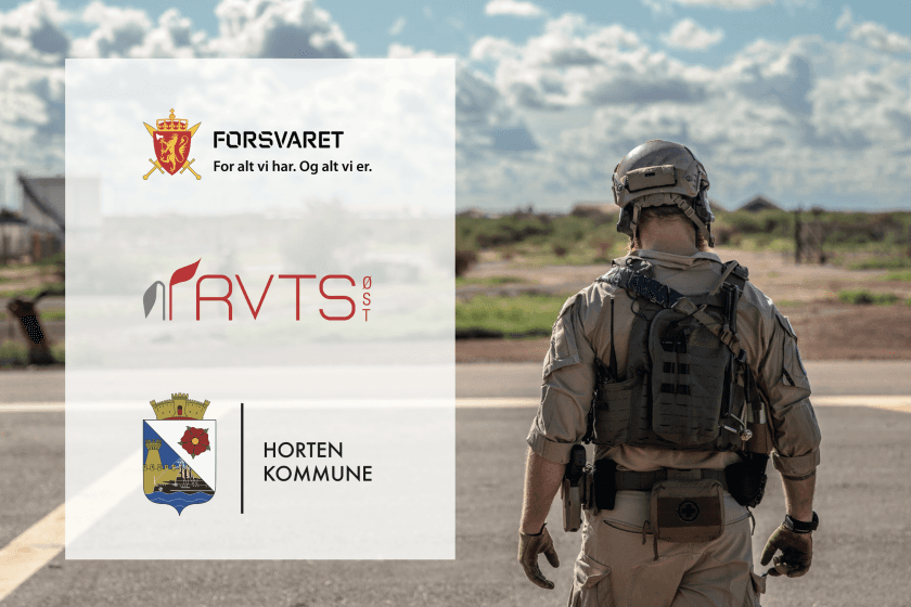 En soldat i taktisk utstyr går på en rullebane. Til venstre vises logoer for Forsvaret, RVTS Øst og Horten kommune mot en halvtransparent hvit bakgrunn. I bakgrunnen skimtes et ruralt landskap.