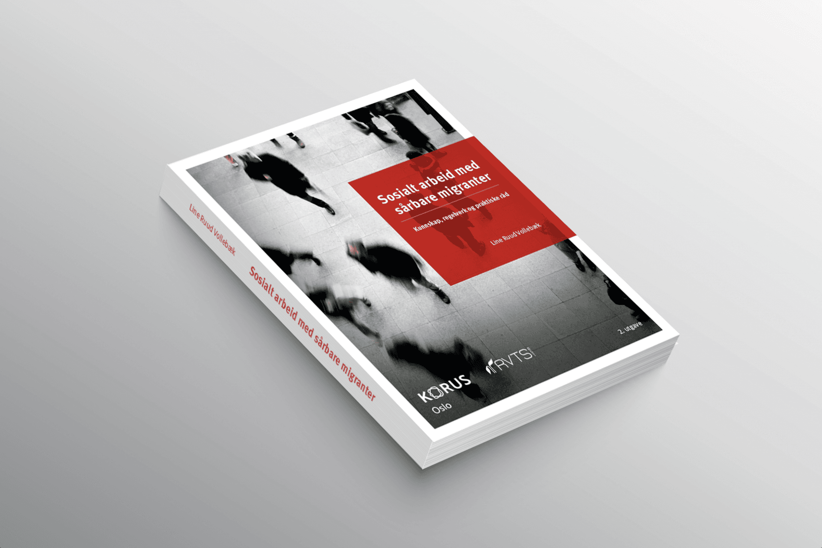 En bok med rødt omslag som viser uskarpe personer som går på et flislagt gulv. Tittelen lyder «Socialt arbeid med sårbare migranter» med tilleggstekst på norsk. Logoer for KORUS Oslo og RVTS er synlige.