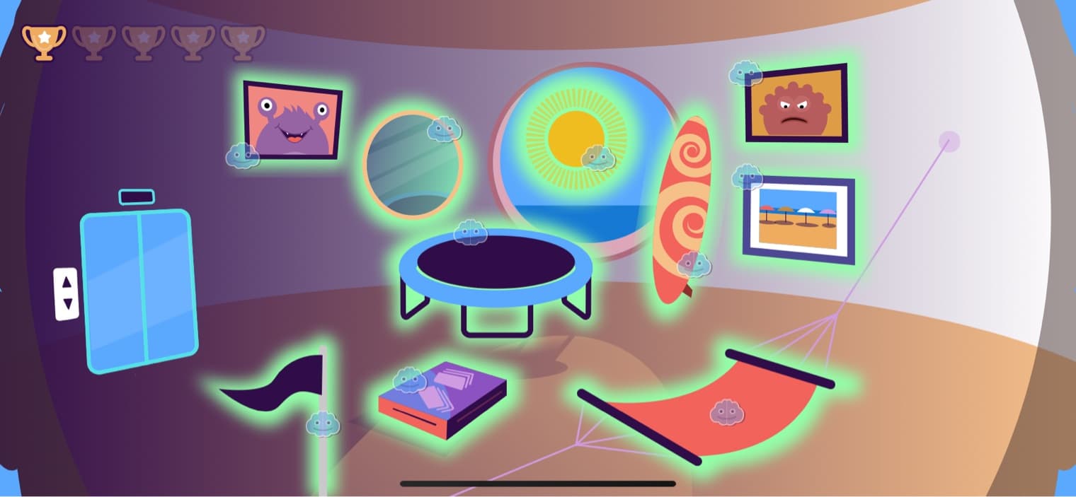 Et fargerikt rom med eksentrisk innredning: innrammet kunst, et stort sollignende lys, et surfebrett, en hengekøye, en liten trampoline og en bok på gulvet. Virtuelle trofeer og knapper er utstilt.